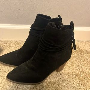 I’m selling black heeled boots and their a size 10 from Maurice’s